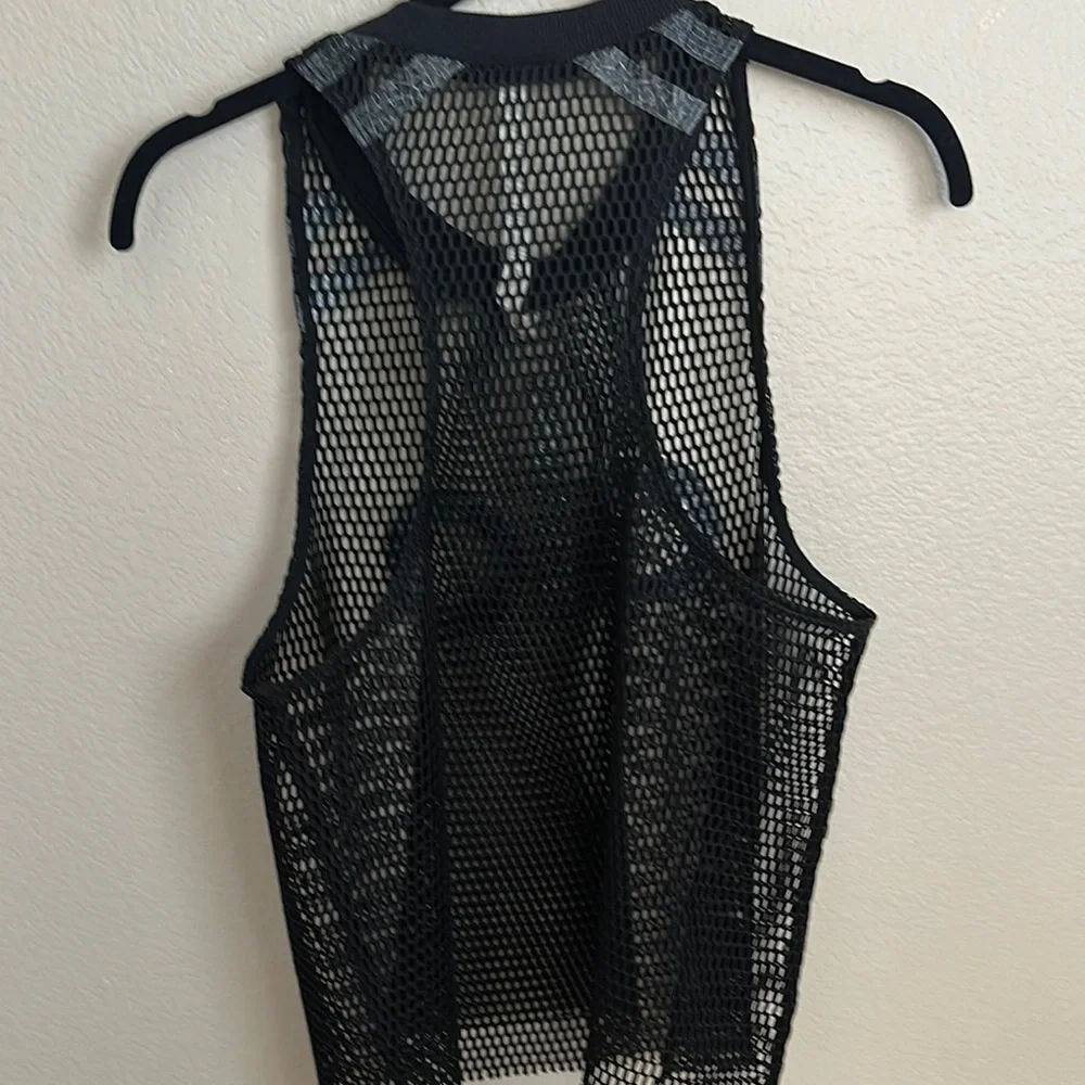 ALO Yoga Black Sleeveless Muscle Tee Crop - Picture 5 of 5